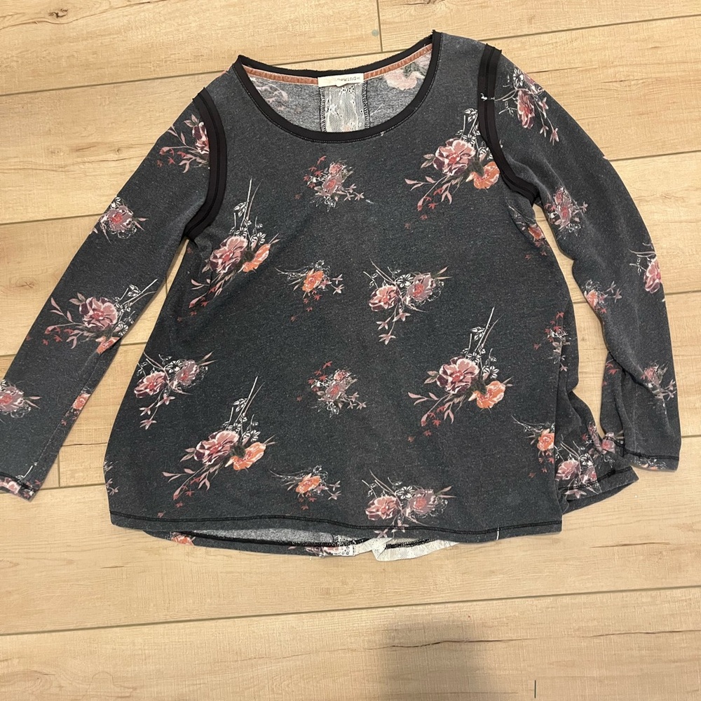 Floral Tunic with button lace detail in back. Size L